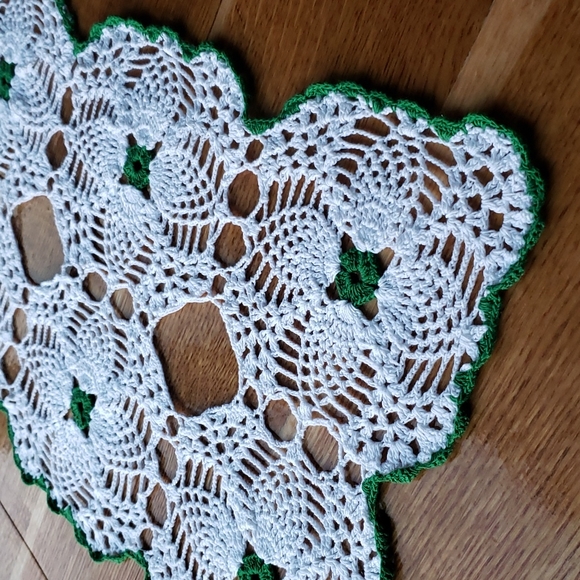 Handmade doili table runner - Picture 5 of 5